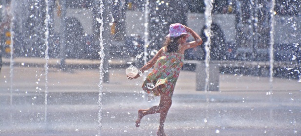 OMM Une fillette s'amuse au milieu de fontaines d'eau (archives).