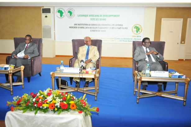 Monsieur Mamadou Lamine N’Dongo à gauche, Monsieur Babacar Ndiaye ancien président de la Bad au centre et Monsieur Amadou Ba, ministre de l’économie et des finances à droite