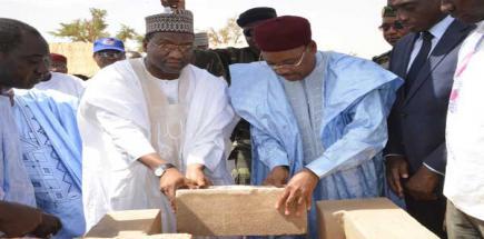 Monsieur Issoufou Mahamadou, Président de la République du Niger a procédé, mercredi 23 avril 2014, à la pose de la première pierre de la cimenterie de Keita, dans la région de Tahoua.