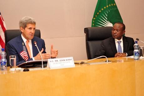 Le secrétaire d'Etat John Kerry à gauche au siège de l'Union Africaine Le secrétaire d'Etat John Kerry à gauche au siège de l'Union Africaine