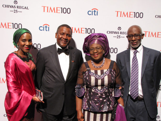 De gauche à droite: Halima Dangote, le président du groupe Dangote Aliko Dangote, la ministre des Finances du Nigeria, Mme Ngozi Okonjo-Iweala, et son mari le Dr. Ikemba Iweala De gauche à droite: Halima Dangote, le président du groupe Dangote Aliko Dangote, la ministre des Finances du Nigeria, Mme Ngozi Okonjo-Iweala, et son mari le Dr. Ikemba Iweala