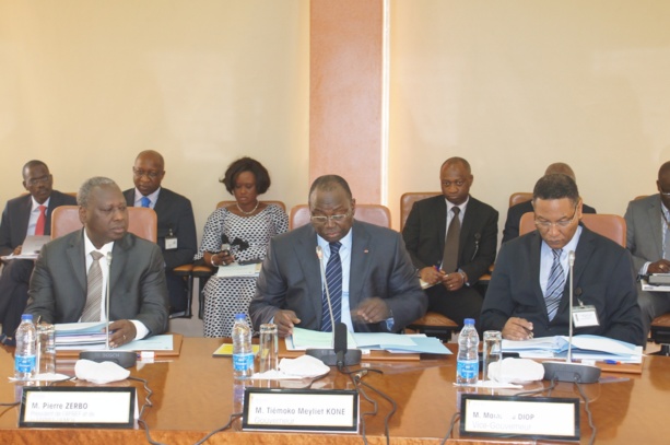 Rencontre entre le Gouverneur de la BCEAO et les Présidents des Associations Professionnelles des Banques et Etablissements Financiers de l’UMOA (APBEF) tenue à Dakar, le 20 novembre 2013