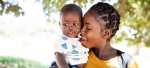 © UNICEF/Karin Schermbrucker Une mère amène son bébé de six mois à un examen de santé dans une clinique de Chipata, en Zambie.