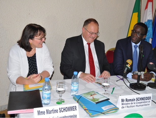 Madame Martine Shommer à gauche, Romain Schneider ministre de la coopération et de l’action humanitaire du Grand-Duché de Luxembourg au centre et Monsieur Amadou BA, ministre de l'économie et des finances à droite