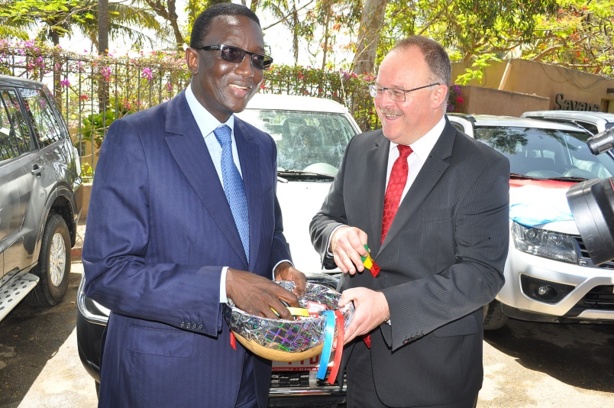 Amadou Bâ, ministre de l’économie et des finances recevant les clefs des voitures des mains de Monsieur Romain Shneider, ministre de la coopération et de l'action humanitaire Amadou Bâ, ministre de l’économie et des finances recevant les clefs des voitures des mains de Monsieur Romain Shneider, ministre de la coopération et de l'action humanitaire