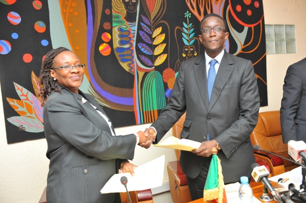 Mme Fatou Bintou Djigo coordonnateur résident du système des Nations Unies à gauche et Amadou Ba, ministre de l'économie et des finances
