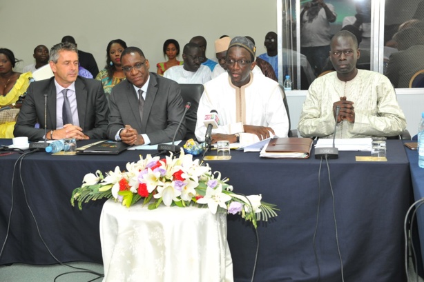 De gauche à droite, Joham Verhammen ambassadeur de la Belqigue, Mamadou Lamine Ndongo représentant résident de la BAD, Amadou Ba ministre de l'économie et des finances et Mayacine Camara de l'Unité de suivie des politiques économiques De gauche à droite, Joham Verhammen ambassadeur de la Belqigue, Mamadou Lamine Ndongo représentant résident de la BAD, Amadou Ba ministre de l'économie et des finances et Mayacine Camara de l'Unité de suivie des politiques économiques