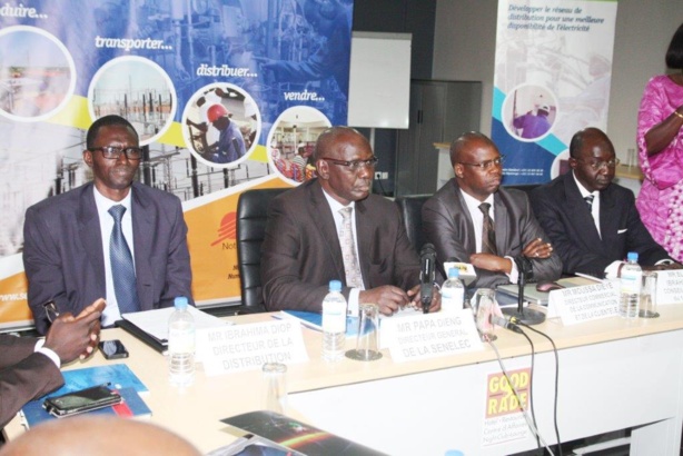 De gauche à droite Ibrahima Diop directeur de la distribution, Pape Dieng directeur général de la Senelec, Moussa Diéye directeur commercial et de la clientèle et Monsieur Ndao conseiller du Premier à la primature De gauche à droite Ibrahima Diop directeur de la distribution, Pape Dieng directeur général de la Senelec, Moussa Diéye directeur commercial et de la clientèle et Monsieur Ndao conseiller du Premier à la primature