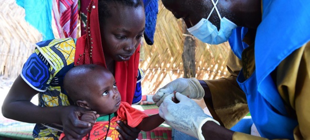 UNICEF/Frank Dejongh Un bébé est soumis à un test de dépistage du paludisme dans un village du Tchad.