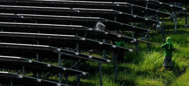 FMI/Lisa Marie David Des ouvriers nettoient des panneaux solaires à Manille, aux Philippines. FMI/Lisa Marie David Des ouvriers nettoient des panneaux solaires à Manille, aux Philippines.