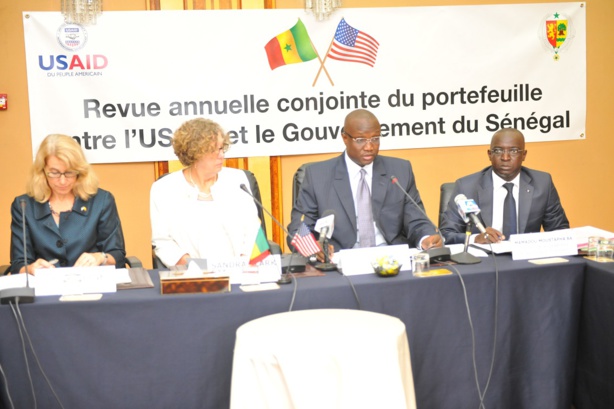 Mme Sandra Clark chargé d’affaires de l’ambassade des USA au Sénégal et Mouhamadou Makhtar Cissé, ministre du Budget au Centre