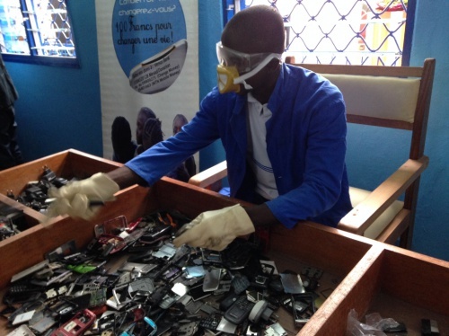 Recyclage des déchets mobiles en Afrique : Orange et Emmaüs International inaugurent un nouveau centre à Abidjan Recyclage des déchets mobiles en Afrique : Orange et Emmaüs International inaugurent un nouveau centre à Abidjan