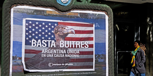 Un poster géant à Buenos aires, qui dénonce les fonds vautours Un poster géant à Buenos aires, qui dénonce les fonds vautours