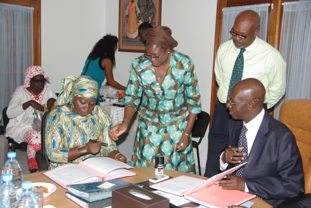 Le BMN signe des conventions avec neuf entreprises qui ont accepté d’investir pour 5,6 milliards et leur octroie une prime de 1,1 milliards de francs CFA Le BMN signe des conventions avec neuf entreprises qui ont accepté d’investir pour 5,6 milliards et leur octroie une prime de 1,1 milliards de francs CFA