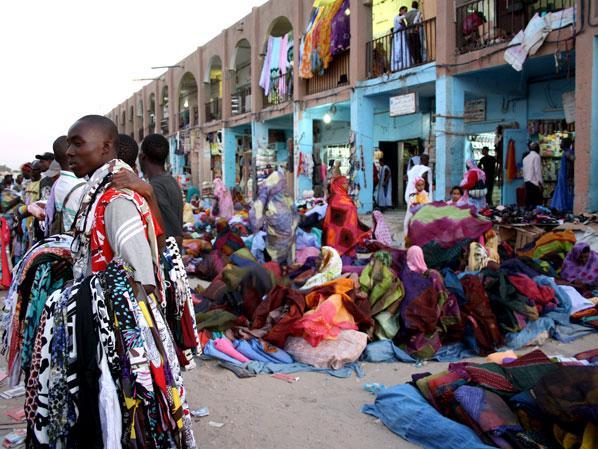 Des vendeurs de tissus au marché de Nouachott Des vendeurs de tissus au marché de Nouachott