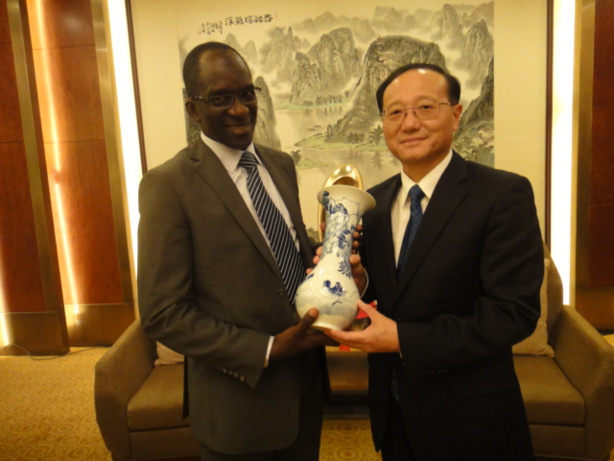 Le Ministre du Tourisme et des Transports aériens M. Abdoulaye Diouf SARR et le Directeur de l'Administration Nationale du Tourisme de la République Populaire de Chine M. Shao QIWEI,