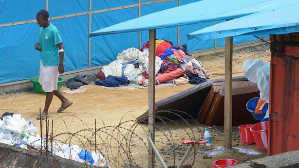 Un homme contaminé par Ebola dans la zone de haut risque du John Fitzgerald Kennedy Hospital, à Monrovia (Liberia).