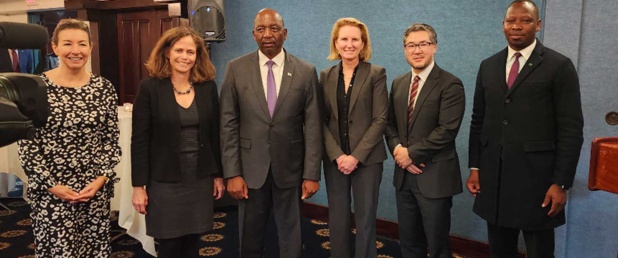 (de gauche à droite) : Blythe Thomas, directrice d’initiative à « 1, 000 Days », Beth Dunford, vice-présidente de la Banque africaine de développement, Ntsokoane Matekane, Premier ministre du Lesoth, Isobel Coleman, administratrice adjointe de l’USAID, présidente et directrice générale de « Bread for the World » et coprésidente du Conseil, lors de la réunion sur « Nutrition Investment in Africa » organisée en marge du sommet. (de gauche à droite) : Blythe Thomas, directrice d’initiative à « 1, 000 Days », Beth Dunford, vice-présidente de la Banque africaine de développement, Ntsokoane Matekane, Premier ministre du Lesoth, Isobel Coleman, administratrice adjointe de l’USAID, présidente et directrice générale de « Bread for the World » et coprésidente du Conseil, lors de la réunion sur « Nutrition Investment in Africa » organisée en marge du sommet.