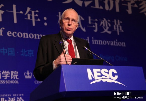 Edmund S. Phelps, lauréat du Prix Nobel d’économie, est directeur du Centre de recherches sur le capitalisme et la société à l’université Columbia et doyen de la Newhuadu Business School. Edmund S. Phelps, lauréat du Prix Nobel d’économie, est directeur du Centre de recherches sur le capitalisme et la société à l’université Columbia et doyen de la Newhuadu Business School.
