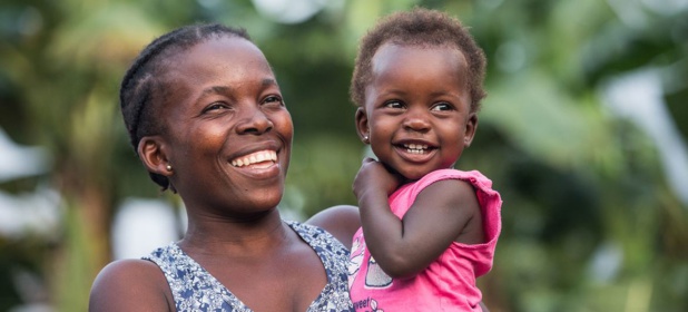© UNICEF/Vincent Tremeau Une mère tient sa fille de 18 mois à Sao Tomé e Principe.