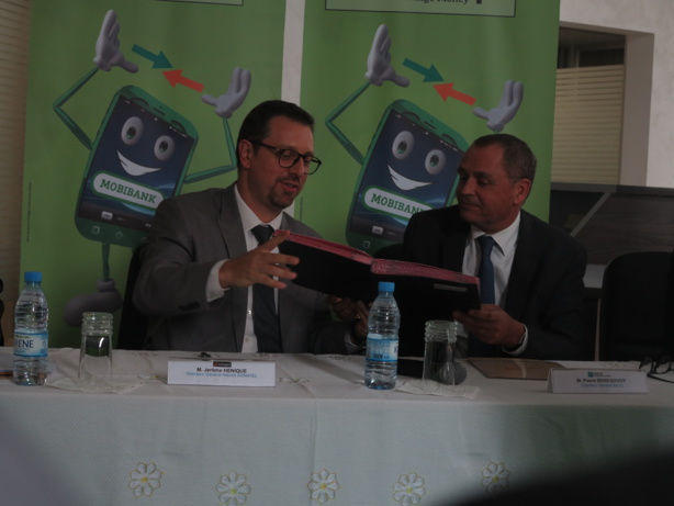 De gauche à droite Jerôme Henik DGA de la Sonatel et Pierre Bérégovoy directeur général de la BICIS De gauche à droite Jerôme Henik DGA de la Sonatel et Pierre Bérégovoy directeur général de la BICIS