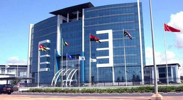 BRVM : Le marché enregistre la cession de 6,6 millions de titres ETI Togo durant la semaine du 27 mars 2023. BRVM : Le marché enregistre la cession de 6,6 millions de titres ETI Togo durant la semaine du 27 mars 2023.