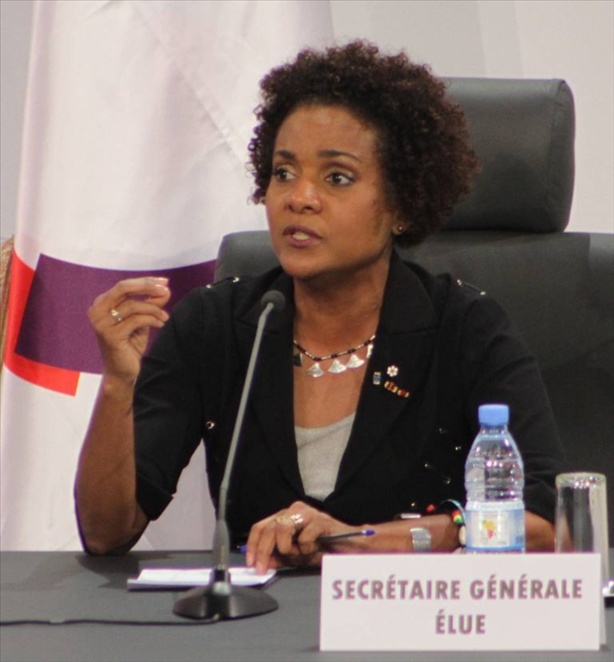 Mme Michaelle Jean succède ainsi à Abdou Diouf et devient la première femme à accéder à la tête de l'Organisation Mme Michaelle Jean succède ainsi à Abdou Diouf et devient la première femme à accéder à la tête de l'Organisation