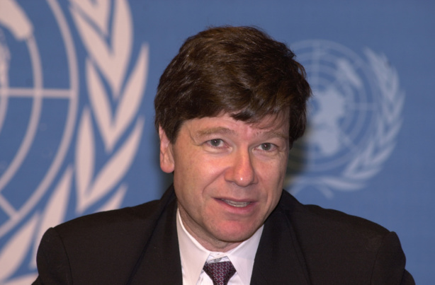 Jeffrey D. Sachs, professeur de développement durable et de santé publique, est directeur de  l’Institut de la Terre à l'université de Columbia à New-York
