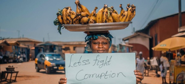 Unsplash/Nathaniel Tetteh Une vendeuse de fruits manifeste contre la corruption au Ghana. Unsplash/Nathaniel Tetteh Une vendeuse de fruits manifeste contre la corruption au Ghana.