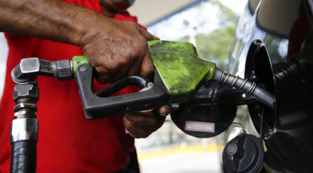 L’effondrement du prix du baril de pétrole est un cadeau empoisonné
