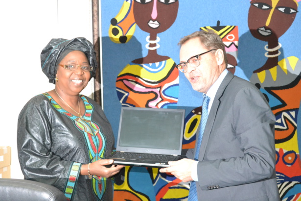 De gauche à droite, Madame Awa Marie Cool Seck, ministre de la Santé et de l’Action sociale et Monsieur Pierre Bérégovoy, Directeur général de la Bicis De gauche à droite, Madame Awa Marie Cool Seck, ministre de la Santé et de l’Action sociale et Monsieur Pierre Bérégovoy, Directeur général de la Bicis