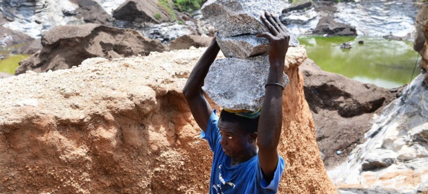 © UNICEF/Frank Dejongh Un enfant travaille dans une mine de granite dans la banlieue de Ouagadougou, au Burkina Faso. © UNICEF/Frank Dejongh Un enfant travaille dans une mine de granite dans la banlieue de Ouagadougou, au Burkina Faso.