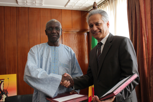De gauche a droite le recteur de l`UCAD Ibrahima Thioub, et le président de l`IRD par intérim, Michel Laurent