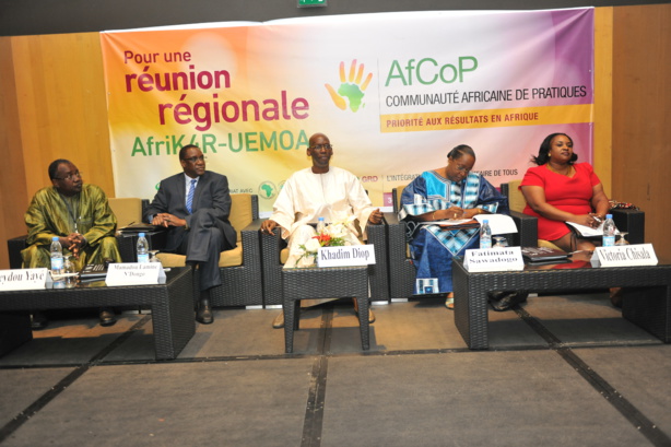 De gauche à droite, Messieurs Seydou Yaye, Mamadou Lamine Ndongo, Khadim Diop et Mesdames Fatimata Sawadougo et  Victoria Chisala