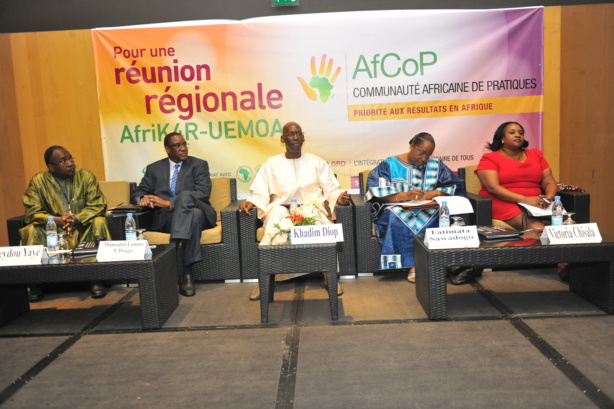 De gauche à droite, Messieurs Seydou Yaye, Mamadou Lamine Ndongo, Khadim Diop et Mesdames Fatimata Sawadougo et Victoria Chisala De gauche à droite, Messieurs Seydou Yaye, Mamadou Lamine Ndongo, Khadim Diop et Mesdames Fatimata Sawadougo et Victoria Chisala