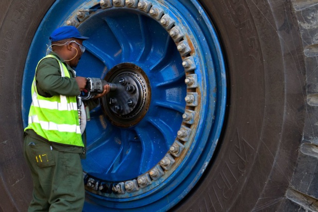 Banque mondiale/John Hogg Un ouvrier portant un masque répare une roue d'un camion de transport géant dans une mine d'uranium en Namibie