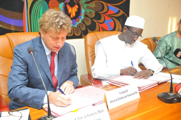 De gauche à droite  Mrs Jan Kleiweg DE ZWAAN, Ambassadeur des Pays-Bas au Sénégal et Amadou BA, ministre de l’Economie, des Finances et du Plan