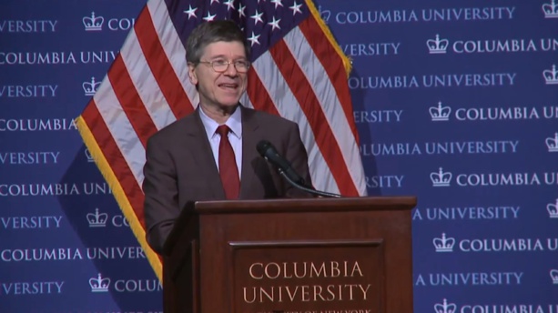 Jeffrey D. Sachs, professeur de développement durable et de santé publique, est directeur de  l’Institut de la Terre à l'université de Columbia à New-York