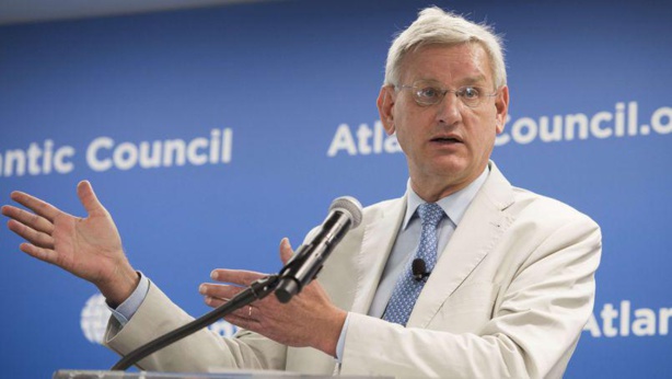 Carl Bildt a été Premier ministre et ministre des Affaires étrangères de Suède. Carl Bildt a été Premier ministre et ministre des Affaires étrangères de Suède.