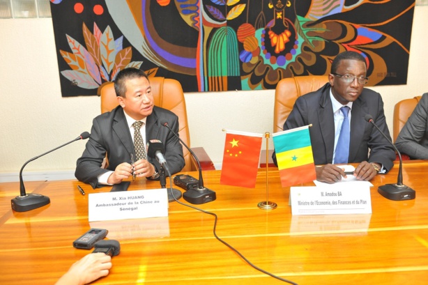 De gauche à droite  M. Xia Huang, Ambassadeur de la Chine  au Sénégal et M. Amadou Bâ ministre de l’économie, des finances et du plan