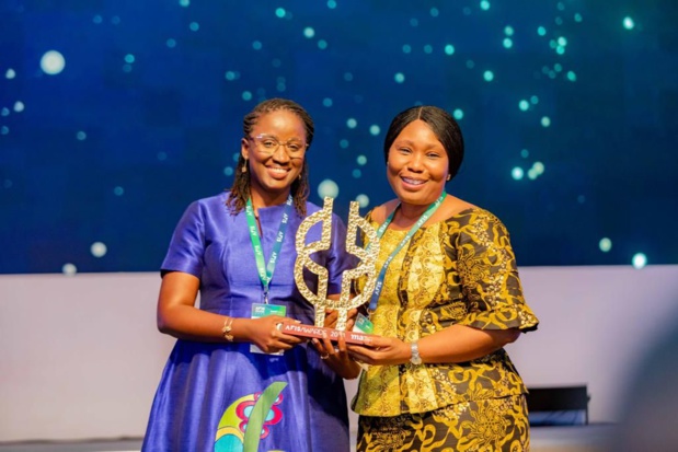 Coura Séne de Wave à gauche sacrée « Woman leader », lors des AFIS Awards 2023