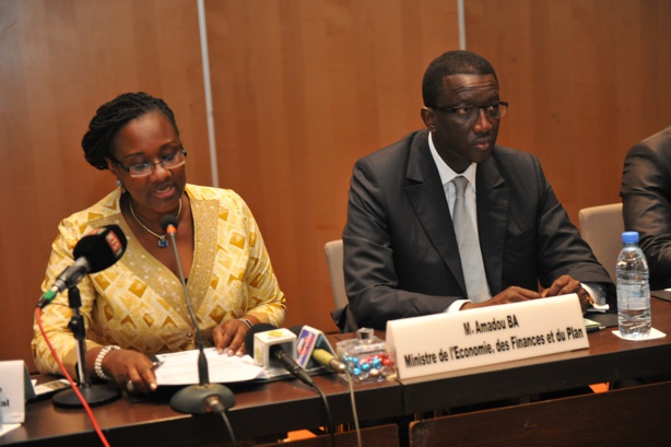 De gauche a droite Madame Fatou Bintou Djibo du Système des Nations Unies (SNU) dans le développement et M. Amadou Bâ ministre de l’économie, des finances et du plan De gauche a droite Madame Fatou Bintou Djibo du Système des Nations Unies (SNU) dans le développement et M. Amadou Bâ ministre de l’économie, des finances et du plan