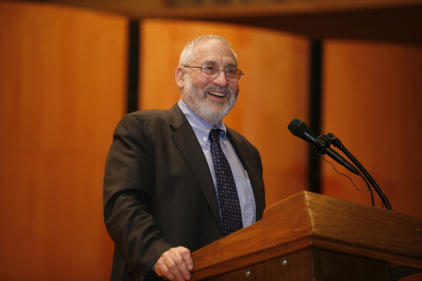 Joseph Stiglitz est prix Nobel d'économie et professeur à l'université de Columbia à New-York. Joseph Stiglitz est prix Nobel d'économie et professeur à l'université de Columbia à New-York.