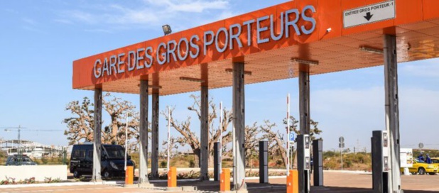 Les gros porteurs transportant des fruits et légumes vont désormais les décharger à Diamniadio (gouverneur) Les gros porteurs transportant des fruits et légumes vont désormais les décharger à Diamniadio (gouverneur)