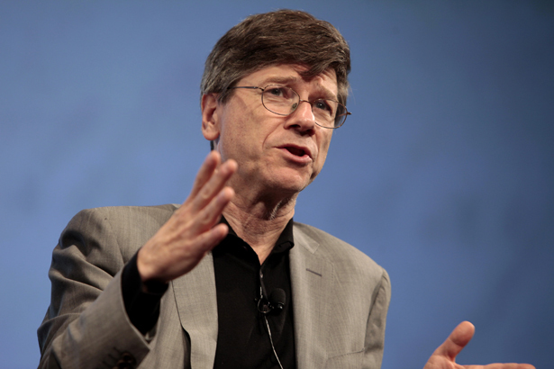 Jeffrey D. Sachs, professeur de développement durable et de santé publique, est directeur de  l’Institut de la Terre à l'université de Columbia à New-York