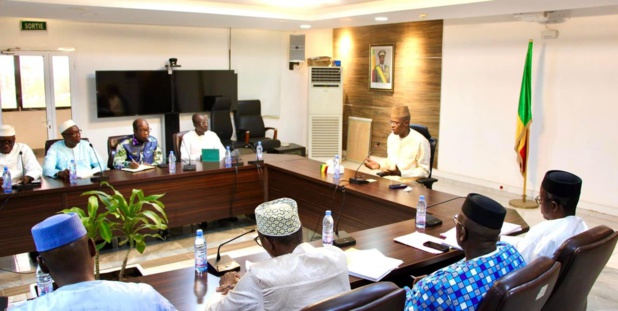 Retrait des pays de l’Aes de la Cedeao : Le ministre de l’Economie, Sanou éclaire les directeurs des banques et établissements financiers du Mali Retrait des pays de l’Aes de la Cedeao : Le ministre de l’Economie, Sanou éclaire les directeurs des banques et établissements financiers du Mali