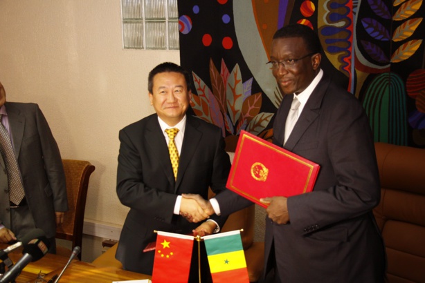 De gauche à droite, M. Xia Hjang ambassadeur de la Chine au Sénégal et M. Amadou Bâ Ministre de l’économie, des finances et du plan