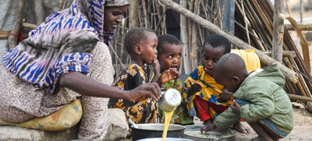 © WFP/Michael Tewelde Des enfants mangent du gruau super plus après la reprise de l'aide alimentaire aux réfugiés dans le camp de réfugiés de Bokolmayo, dans la région somalienne de l'Éthiopie.