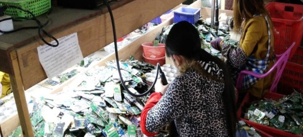OIT Seuls 20 pour cent des déchets électriques et électroniques sont traités via des filières de recyclage officielles malgré leur valeur est estimée à 55 milliards d’euros OIT Seuls 20 pour cent des déchets électriques et électroniques sont traités via des filières de recyclage officielles malgré leur valeur est estimée à 55 milliards d’euros
