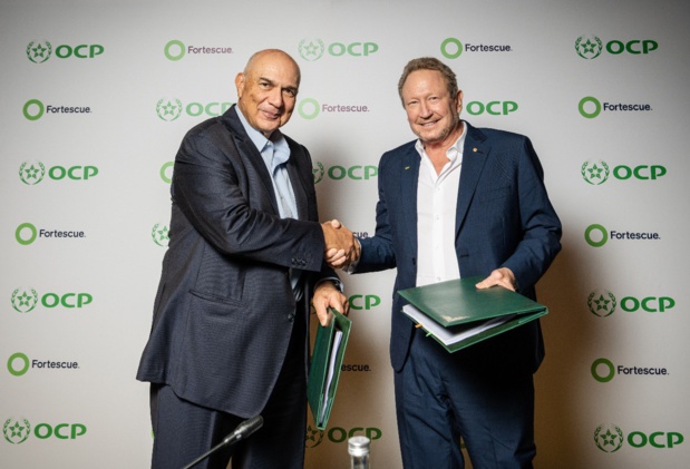 Monsieur Mostafa Terrab Président Directeur Général du Group OCP et Dr. Andrew Forrest AO, Président Exécutif et Fondateur de Fortescue échangeant les parapheurs Monsieur Mostafa Terrab Président Directeur Général du Group OCP et Dr. Andrew Forrest AO, Président Exécutif et Fondateur de Fortescue échangeant les parapheurs
